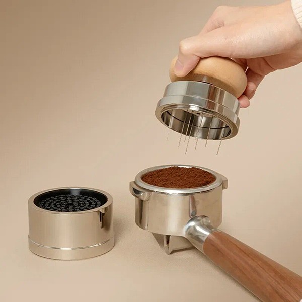 Орбитальный игольчатый разравниватель (темпер) Timemore Pucks Orbital Needle Distributor с подставкой, 58,4 мм, деревянная ручка (натуральный клён)