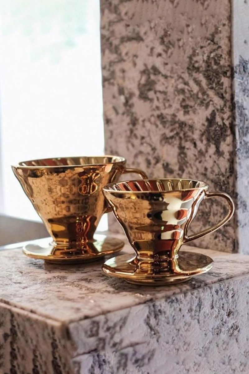 Керамическая воронка для кофе HARIO V60 02 Metallic Colour лимитированная серия с титановым покрытием, цвет золото